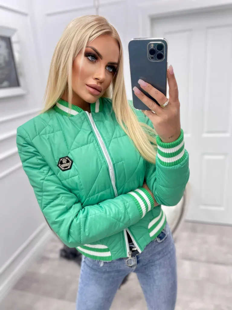 Dámska bomber bunda so sťahovacou šnúrkou v dvojfarebných prúžkoch.