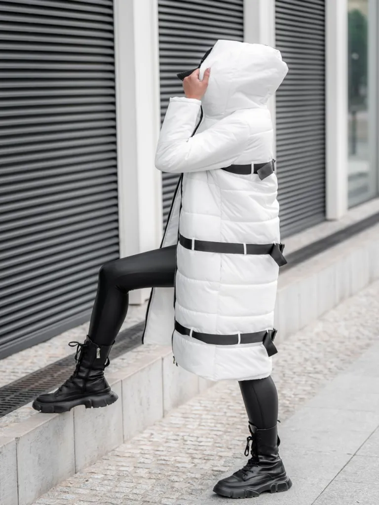 Schöner Damenmantel mit Bändern, Reißverschluss und Kapuze.