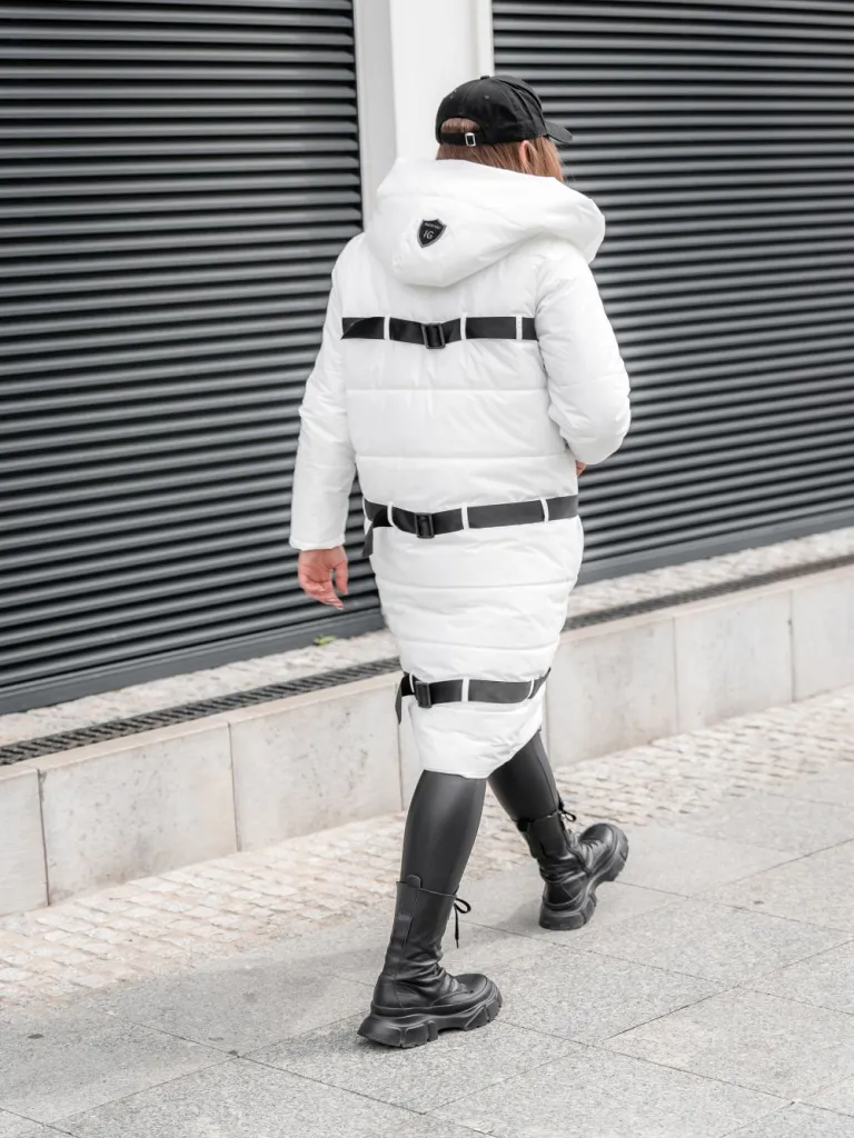 Schöner Damenmantel mit Bändern, Reißverschluss und Kapuze.