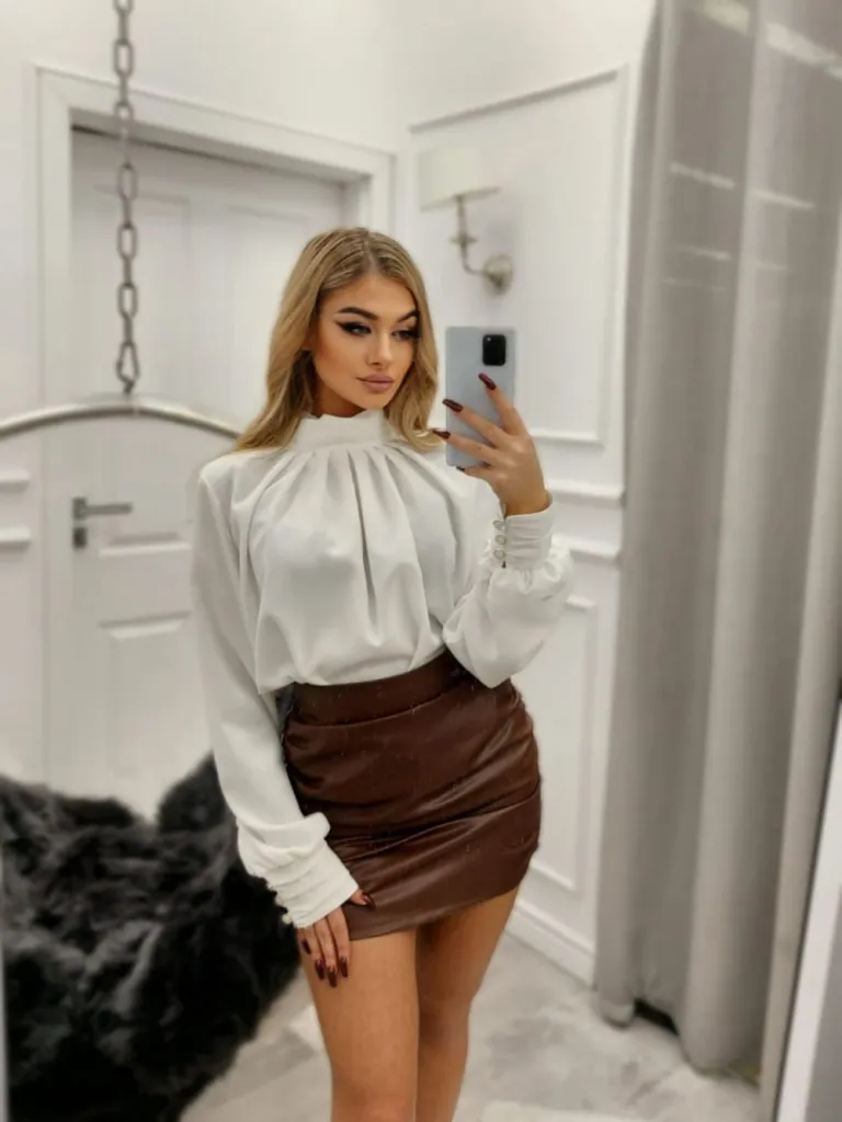 Pleated long sleeve shirt blouse. Fastened with a zipper at the back