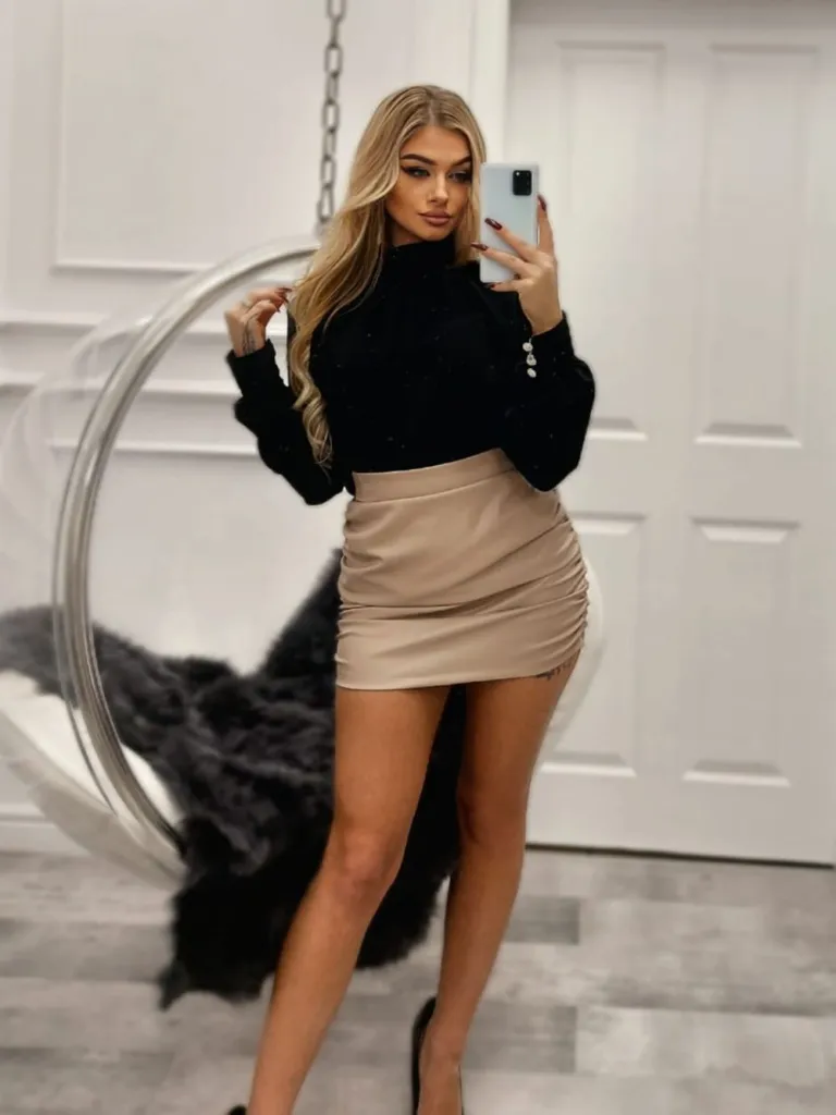 Pleated long sleeve shirt blouse. Fastened with a zipper at the back