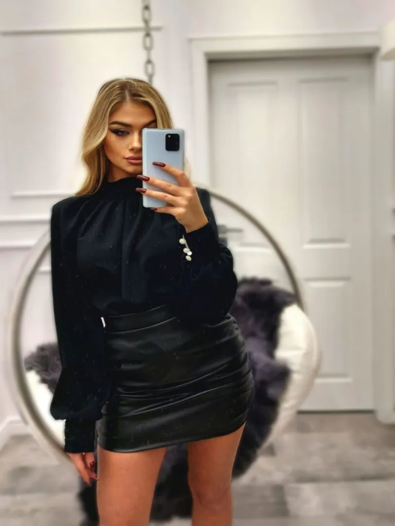 Pleated long sleeve shirt blouse. Fastened with a zipper at the back