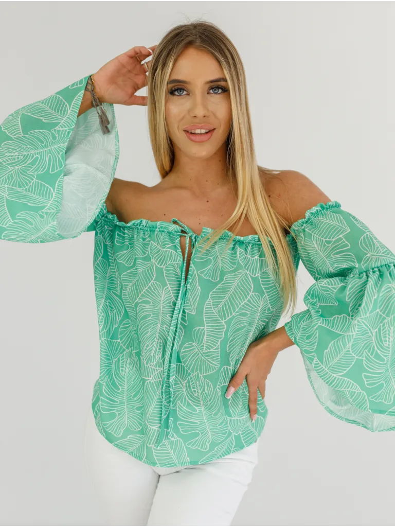 Spanische Damenbluse mit Blätterdruck.