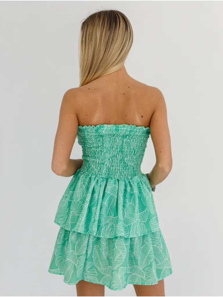 Luftiges Kleid mit Rüschen in modischen Prints