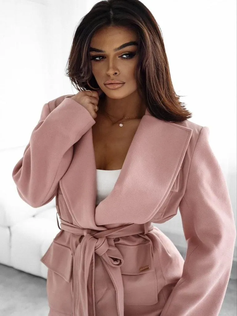Elegantiška striukė surišama ties juosmeniu su dekoratyvinėmis kišenėmis.