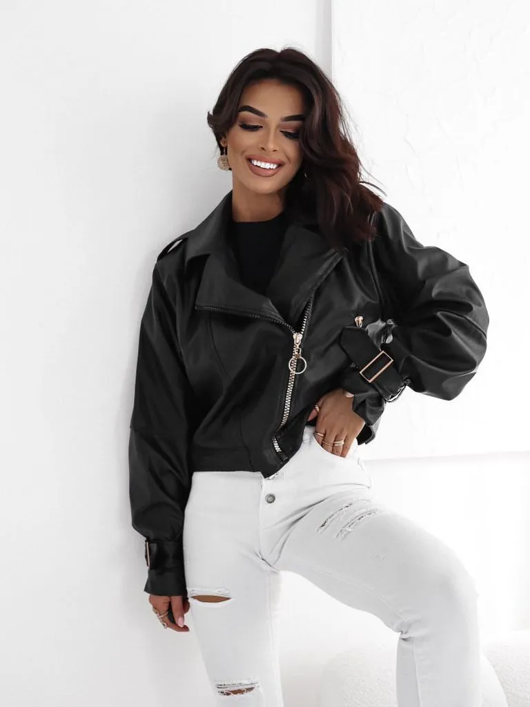 Moteriška dviratininko striukė iš eko odos su užtrauktuku.