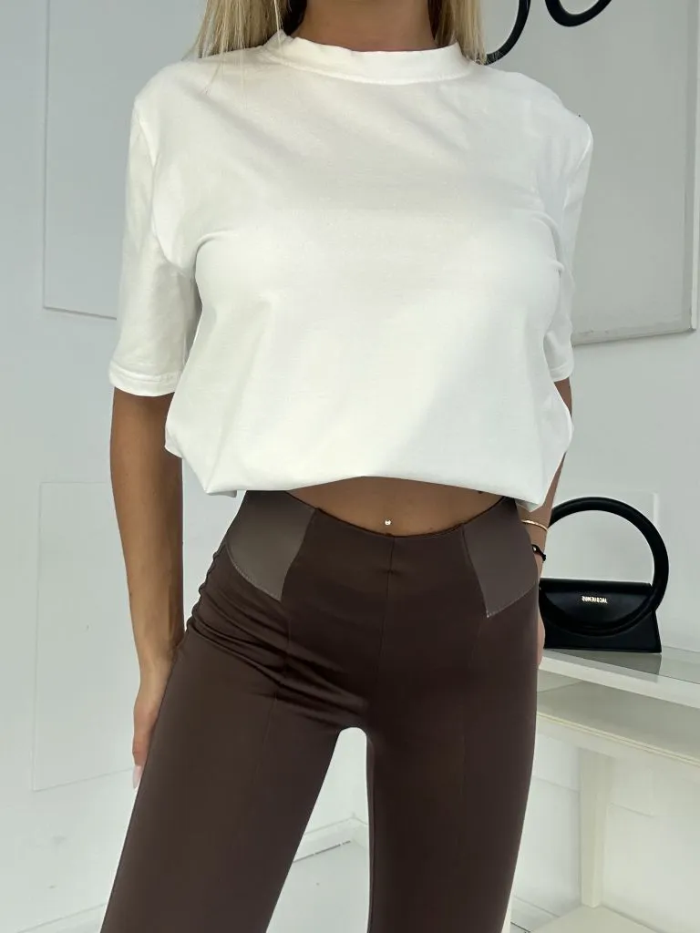 Damenleggings mit breitem Gummibund. Steppung auf der Vorderseite.