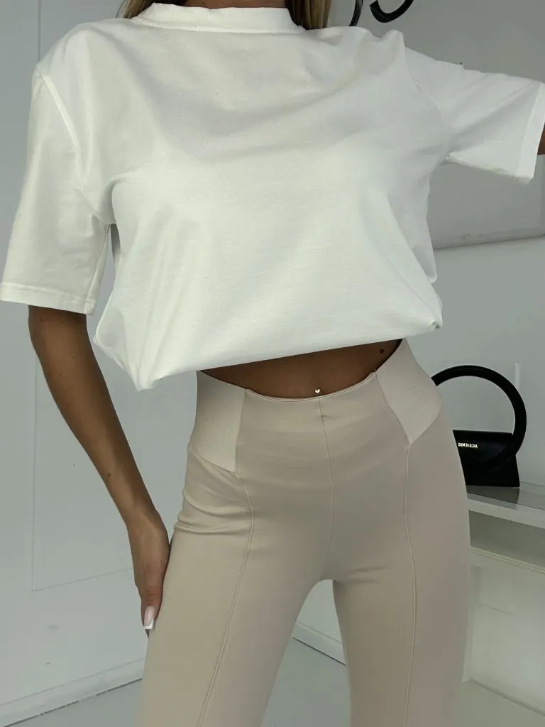 Damenleggings mit breitem Gummibund. Steppung auf der Vorderseite.