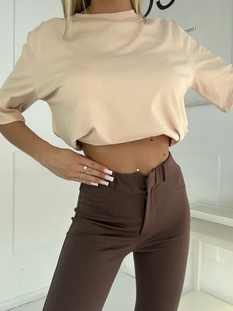 Dámske legíny so zapínaním na zips a krytým patentným gombíkom.