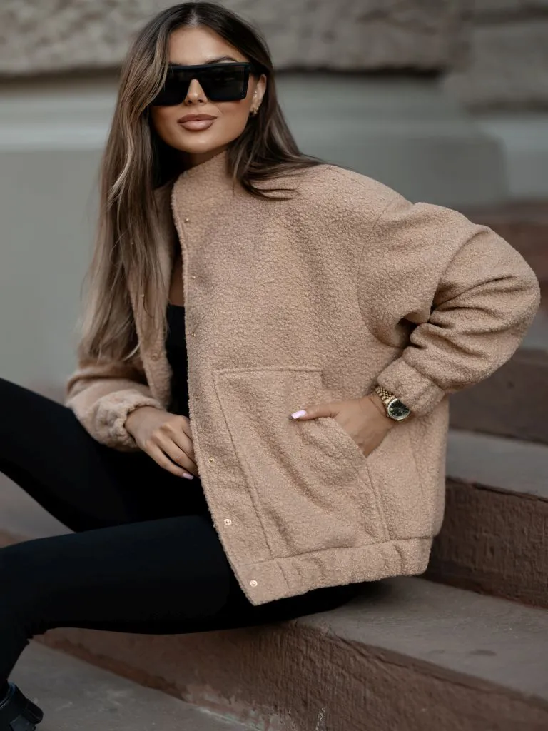 Damen-Bomberjacke aus Bukla-Material, mit Druckknöpfen zu schließen.