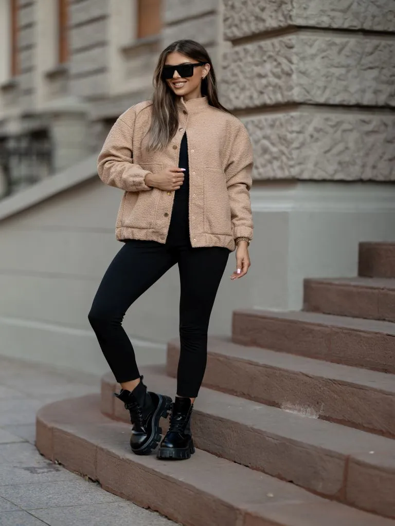 Damen-Bomberjacke aus Bukla-Material, mit Druckknöpfen zu schließen.