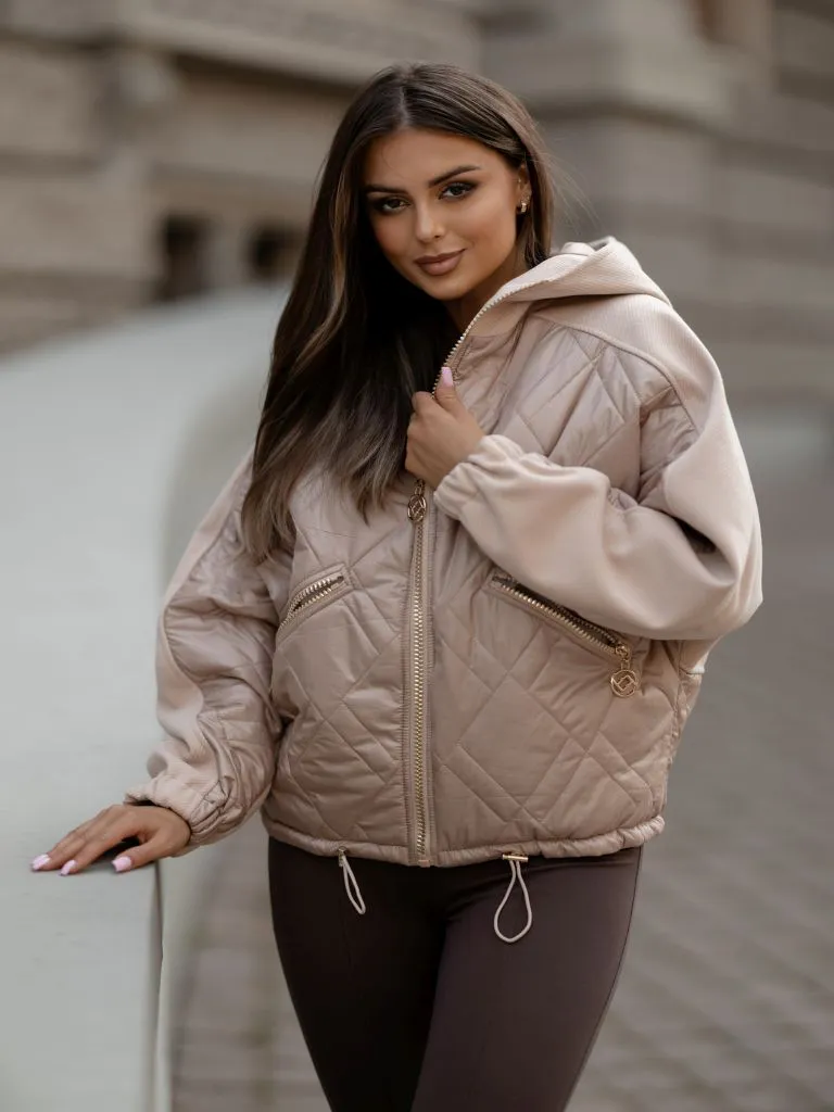 Dámska bunda z prešívanej látky a keprového materiálu.