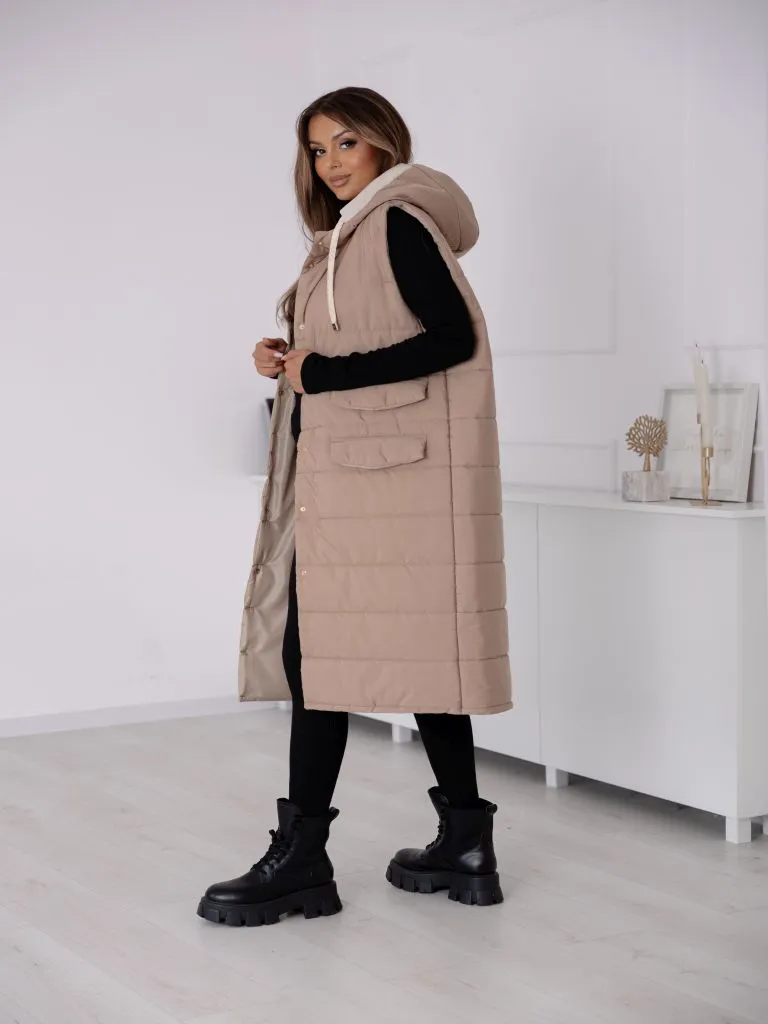 Ärmellose Jacke mit Kapuze und goldenen Druckknöpfen