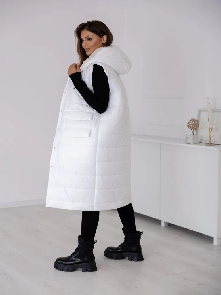 Ärmellose Jacke mit Kapuze und goldenen Druckknöpfen