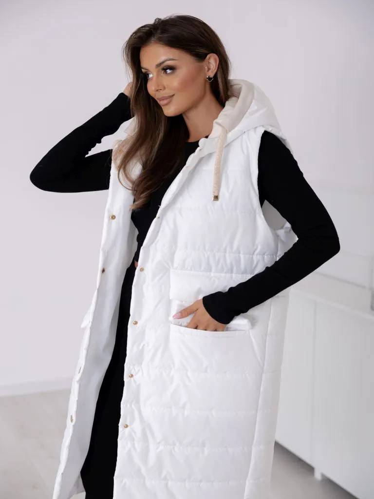Ärmellose Jacke mit Kapuze und goldenen Druckknöpfen