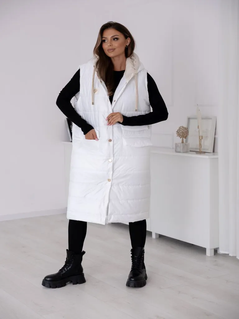 Ärmellose Jacke mit Kapuze und goldenen Druckknöpfen
