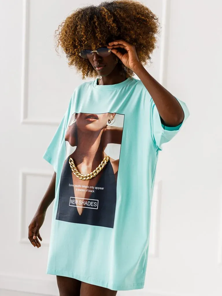 Klassisches, schlichtes Damen-T-Shirt mit V-Ausschnitt, große Farbauswahl.